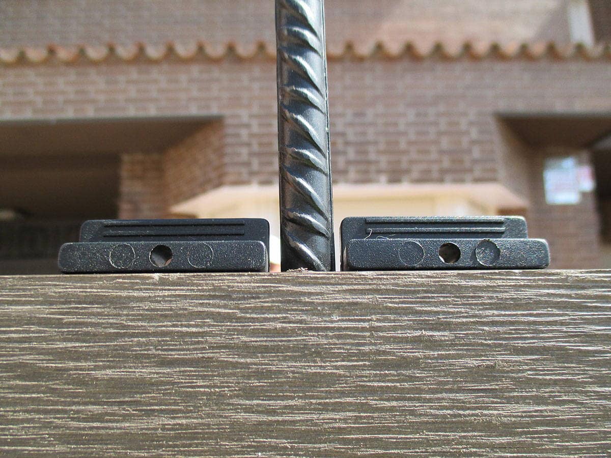 cerramiento madera exterior ,detalle de varilla metálica y clips.