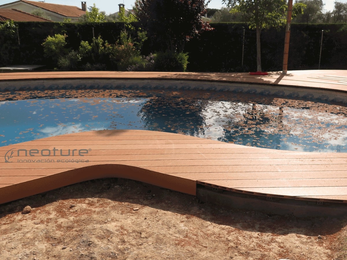 Tapa terminación lateral en montaje de tarima composite en piscina curva