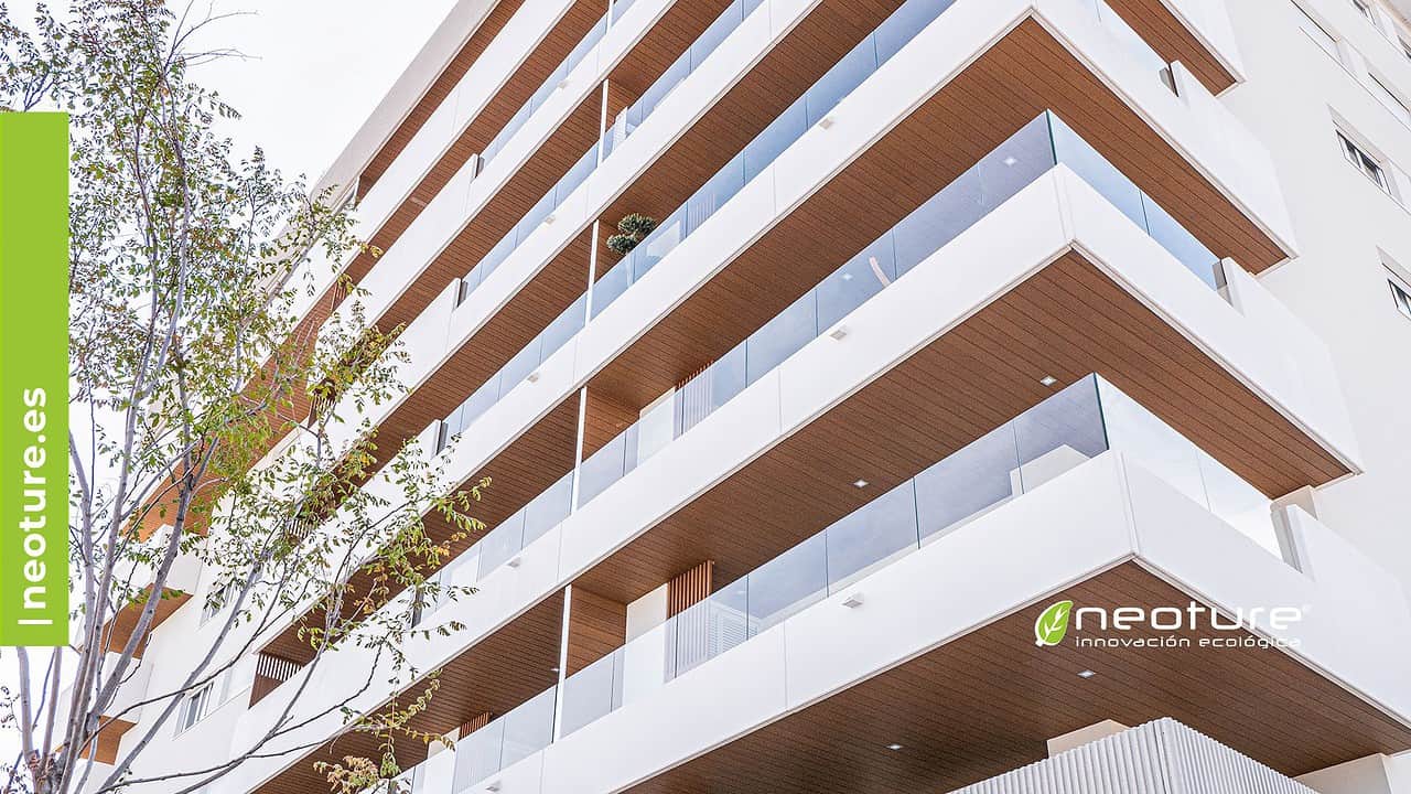 balcones-edificio-en-madera-composite-encapsulada-NeoFront-Teka.jpg