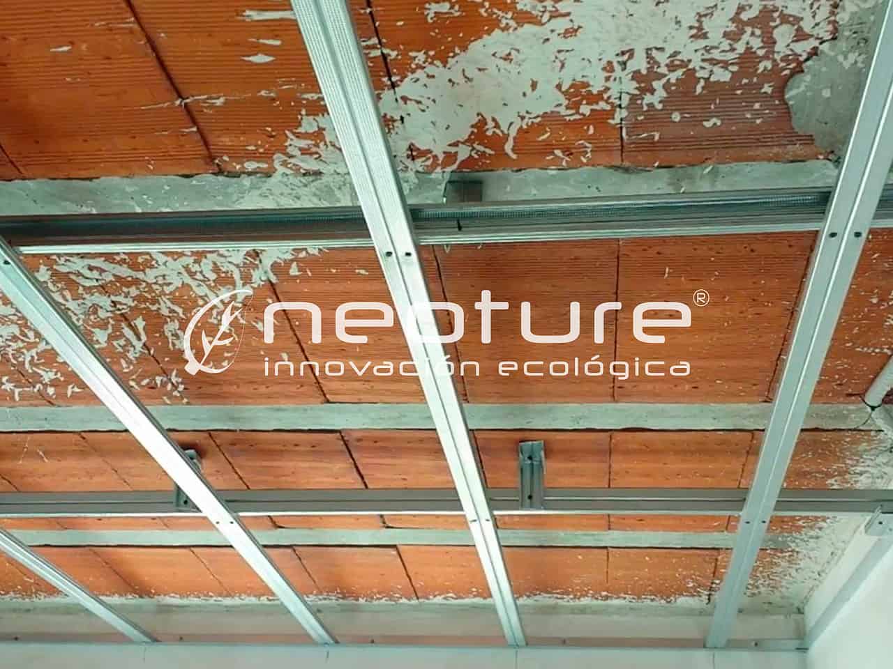 Falso-techo-estructura-metalica-revestimiento-madera-composite